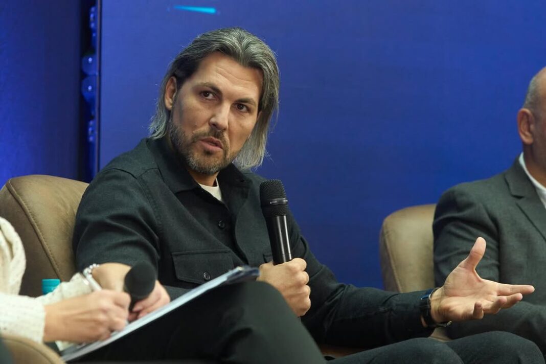 Cu cine a semnat Adi Vasile