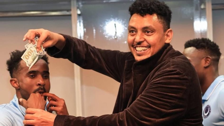 Reghecampf și jucătorii lui Al Hilal Omdurman, „îngropați” în bancnote în vestiar!